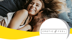pareja feliz en la cama con logo de Eroticfeel