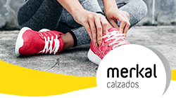 persona poniéndose zapatillas de deporte con logo de Merkal