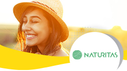 logo de naturitas con una chica sonriendo de fondo con un sombrero puesto