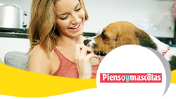 mujer jugando con un perro con logo de Piensoymascotas