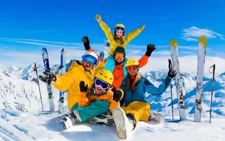 personas esquiando
