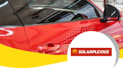 coche rojo con logo de solarplexius