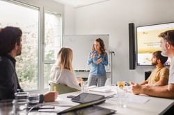 varias personas en una reunión