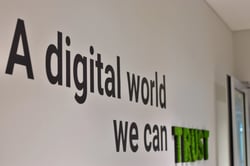 una pared con el slogan 