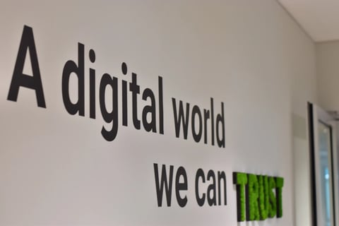 una pared con el slogan 