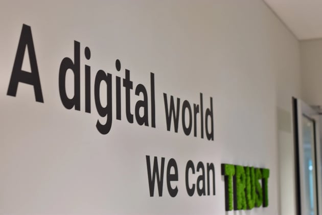 una pared con el slogan 