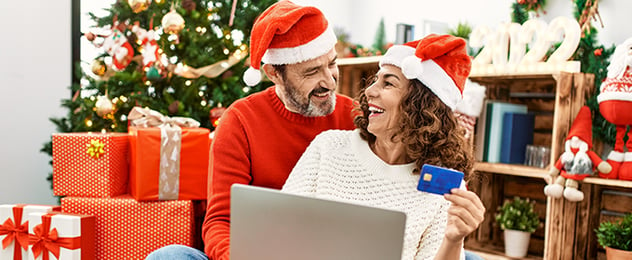 dos personas comprando online en Navidad