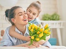 madre con hija y flores