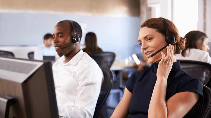 trabajadores en un call center haciendo llamadas