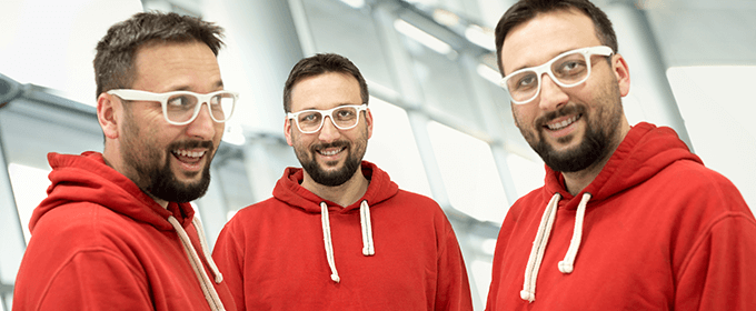 tres hombres sonriendo con gafas blancas