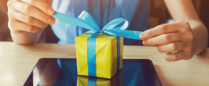 persona abriendo un regalo