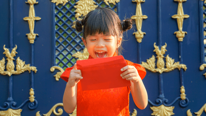 nena china con sobre rojo