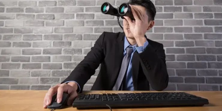 hombre trabajando mirando através de unos prismaticos