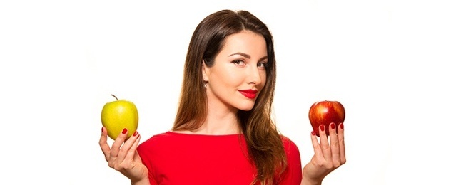 mujer sosteniendo una manzana roja y otra amarilla