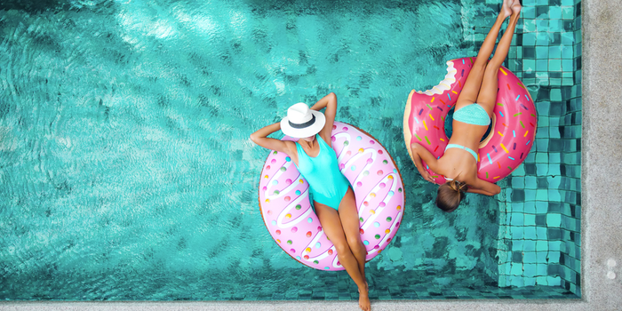 chica en la piscina encima de un flotador