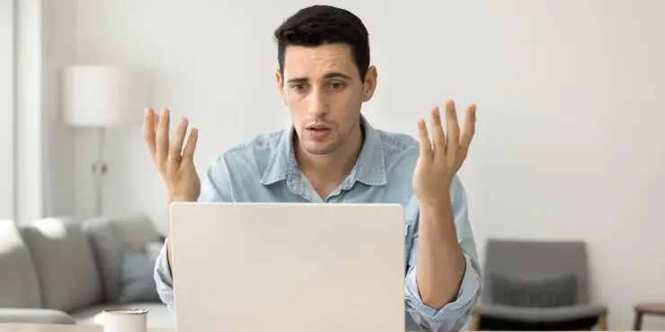 hombre enfrente de un laptop