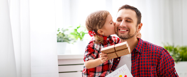 hijo besando a su padre