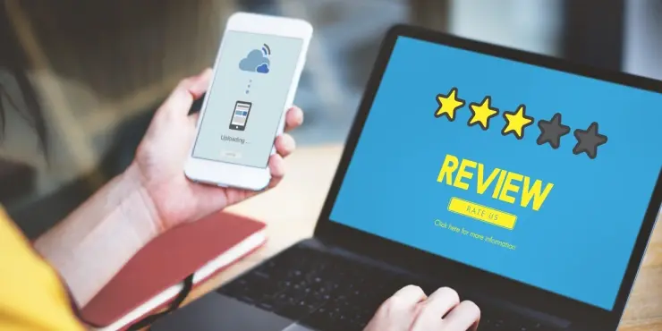persona importando opiniones online
